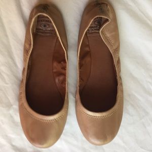 Lucky Brand Rose Cream flat